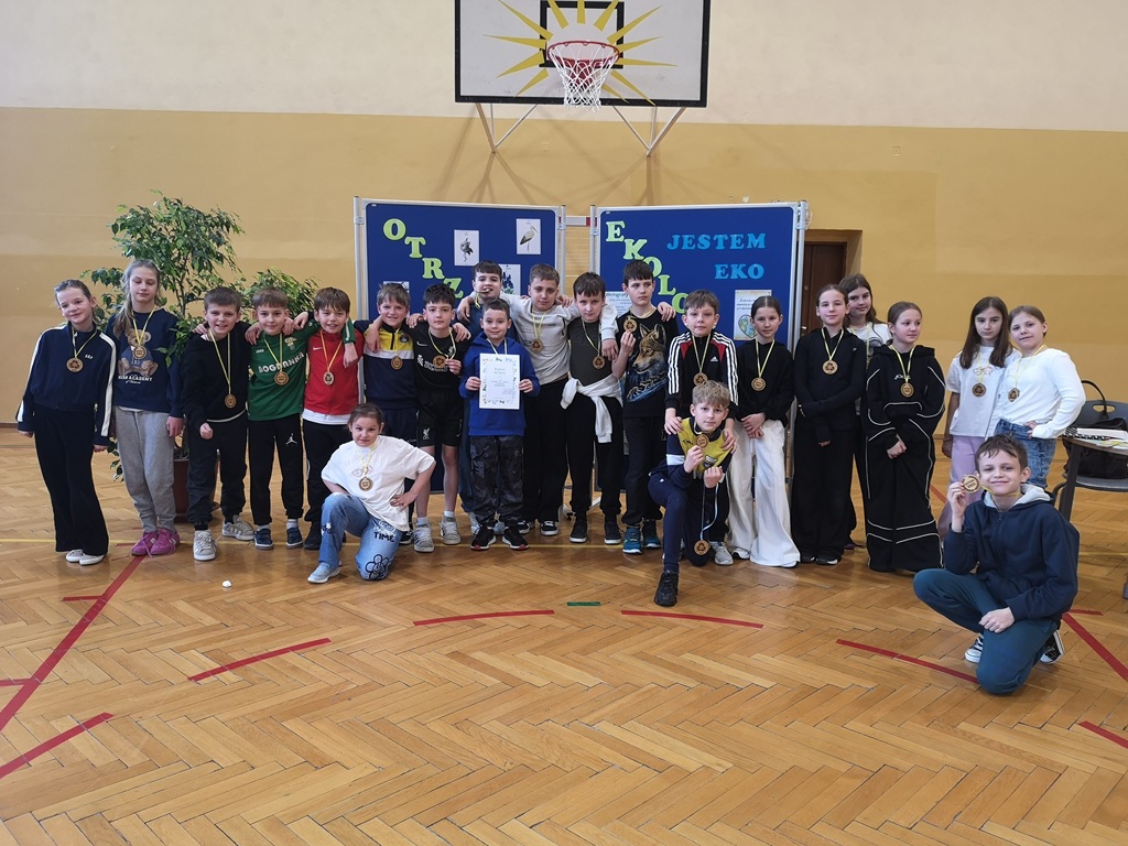 uczniowie klas czwartych w sali gimnastycznej podczas rozgrywek w ramach otrzęsin ekologicznych