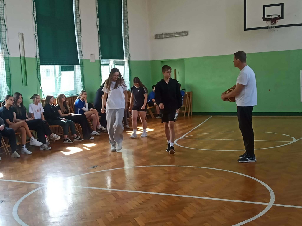 Uczniowie w czasie wykonywania konkurencji.