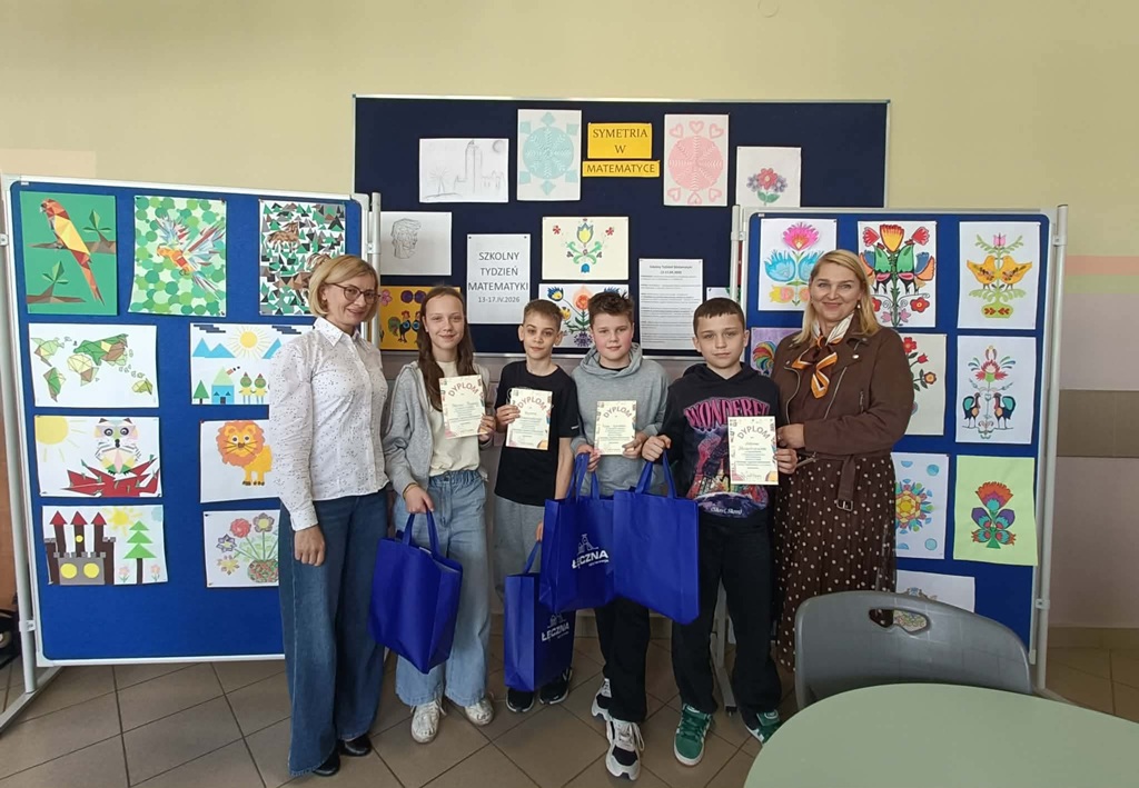 nagrodzeni w konkursie uczniowie wraz z dwiema nauczycielkami matematyki
