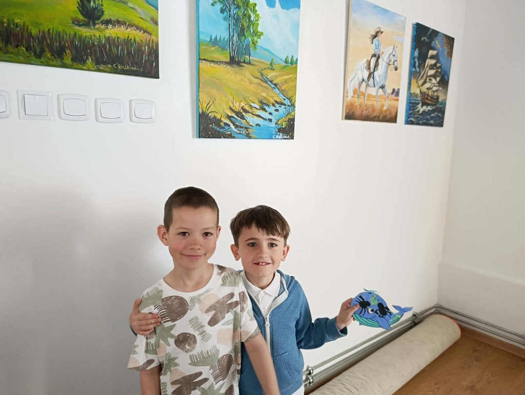 Zadowoleni chłopcy oglądają wystawę