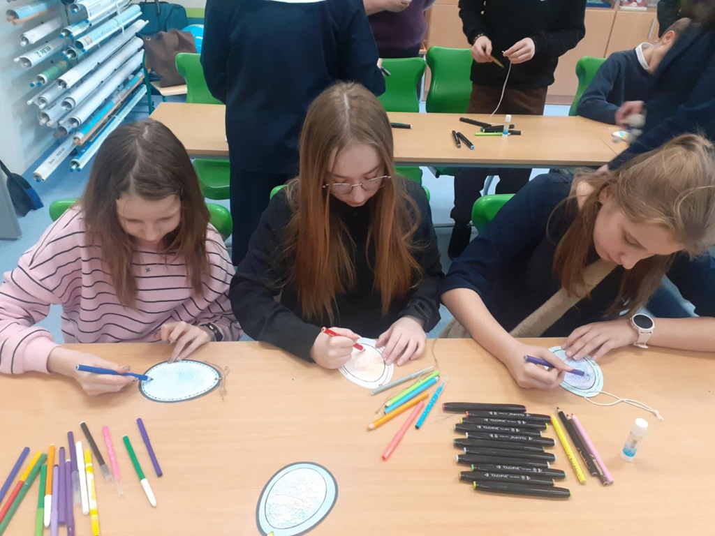 uczennice wykonują pisanki w trakcie warsztatów