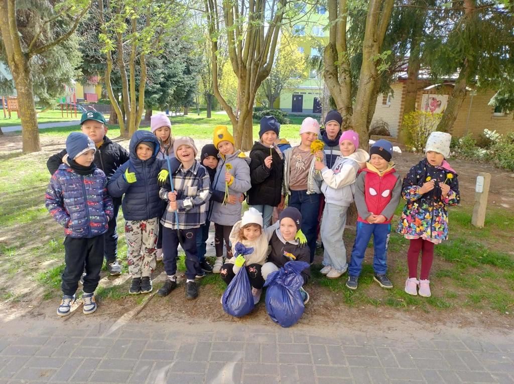 Po skończonej pracy dzieci zachwycają się przyrodą