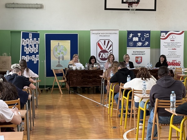 Uczniowie rozwiązują zadania