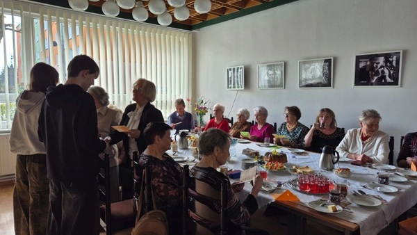 wolontariusze składają życzenia seniorom