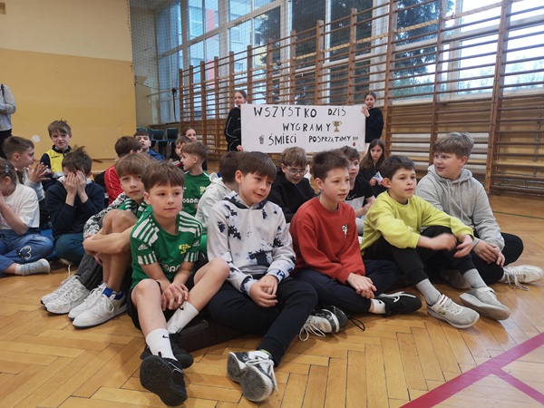 uczniowie klas IV z transparentem ekologicznym podczas otrzęsin ekologicznych