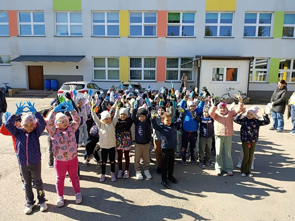 dzieci machają rękami na znak gotowości do wspólnego sprzątania świata