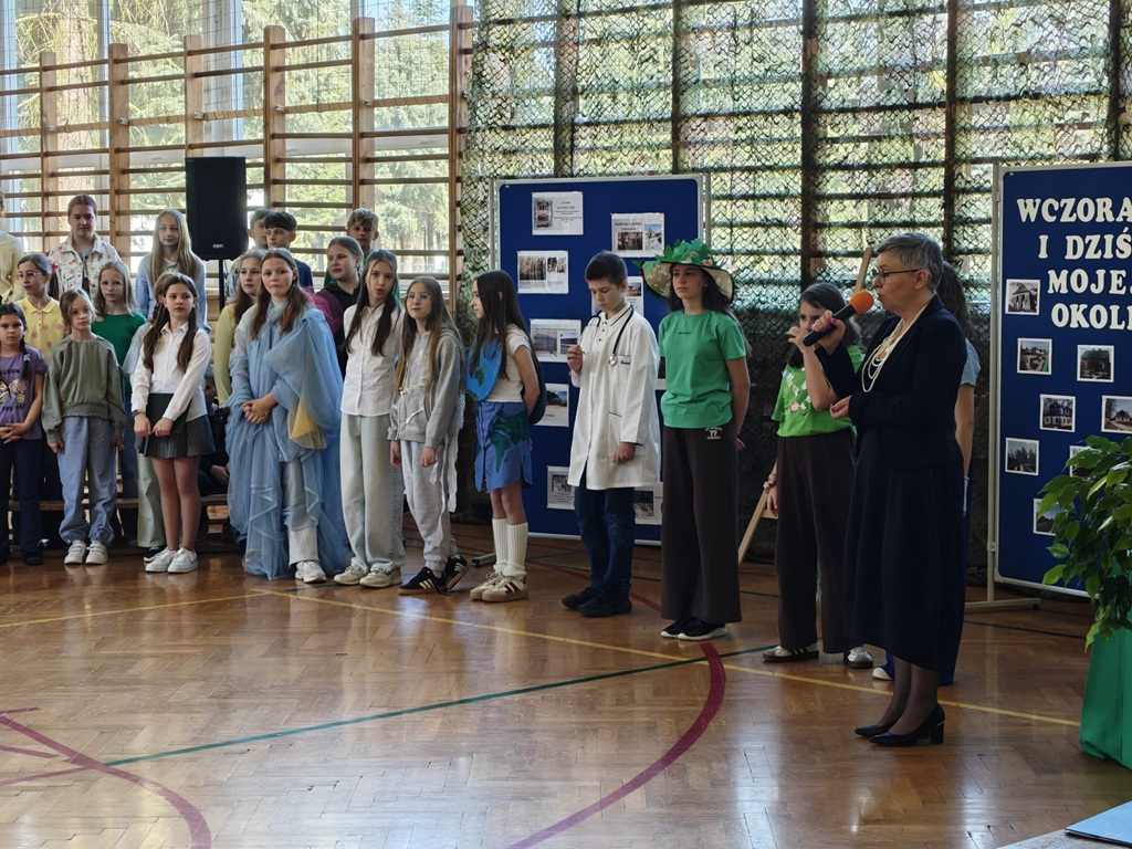 uczniowie i dyrektor podczas zakończenia projektu