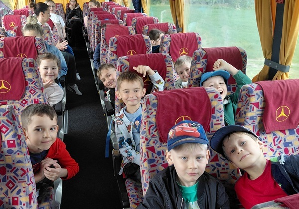 dzieci w autobusie.