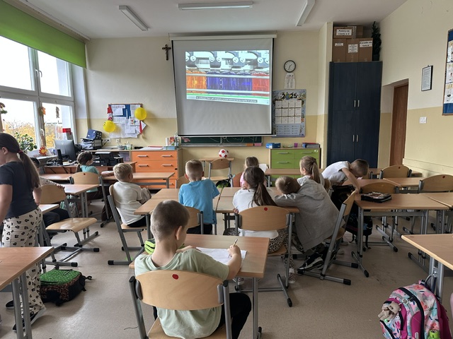 Grupa dzieci ogląda materiał edukacyjny o powstawaniu mydła.