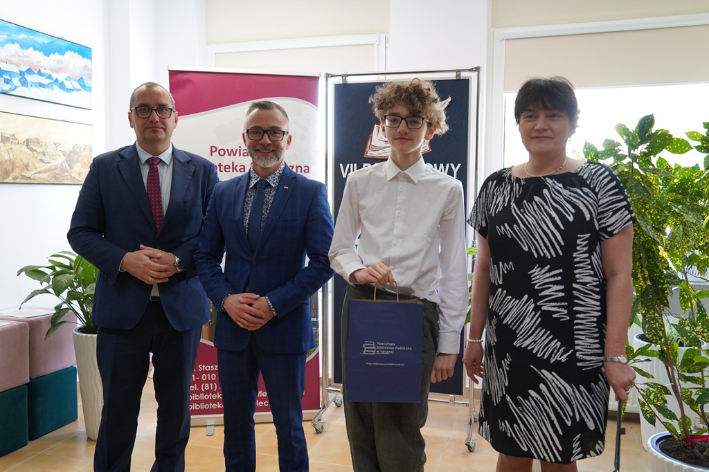 laureat pozuje do zdjęcia