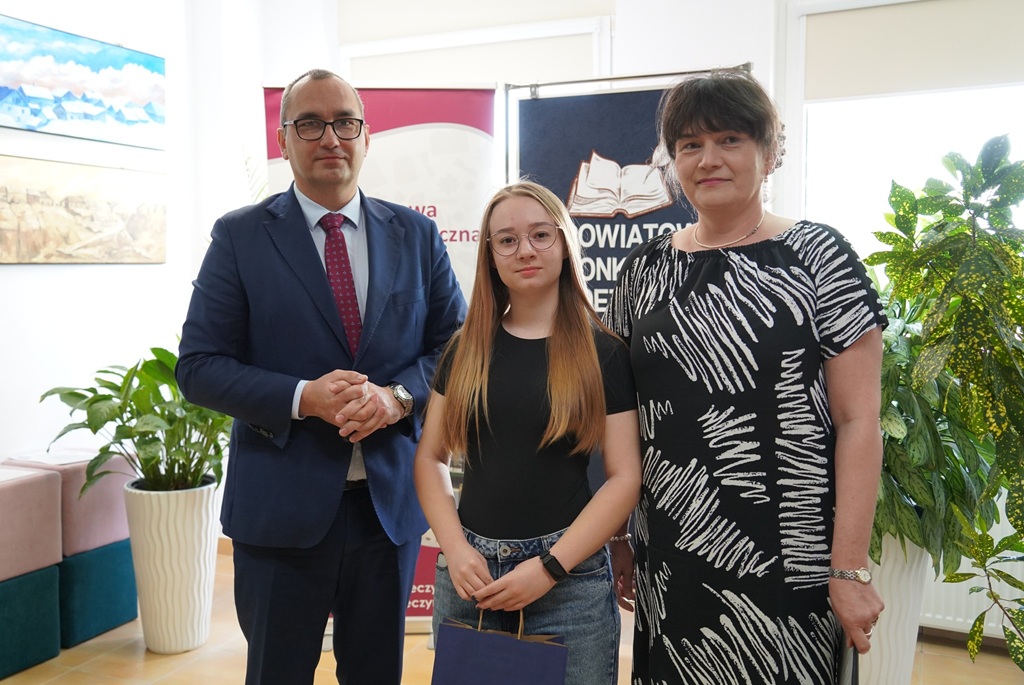 wyróżniona uczennica dostaje nagrodę