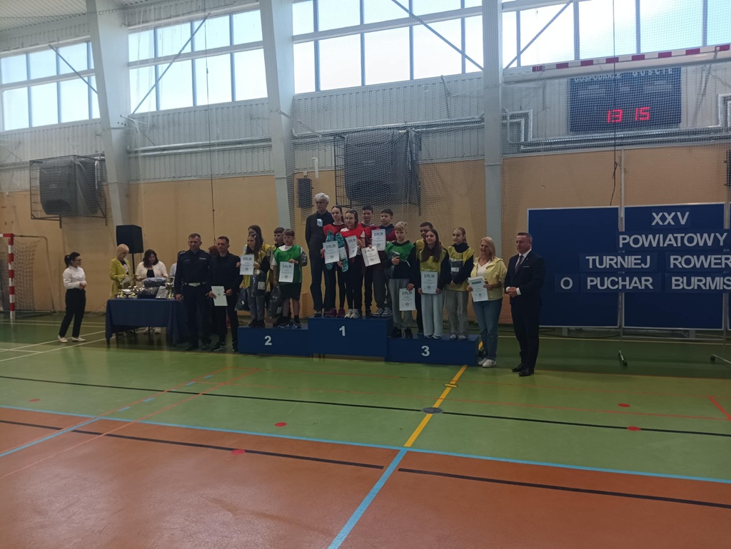 na podium zwycięskie drużyny, opiekunowie, obok Burmistrz