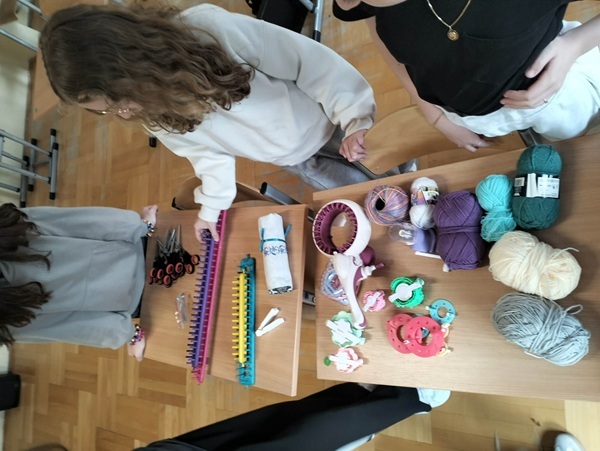 Uczennice przy narzędziach do pracy.