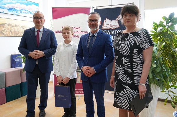 laureat I miejsca odbiera nagrodę