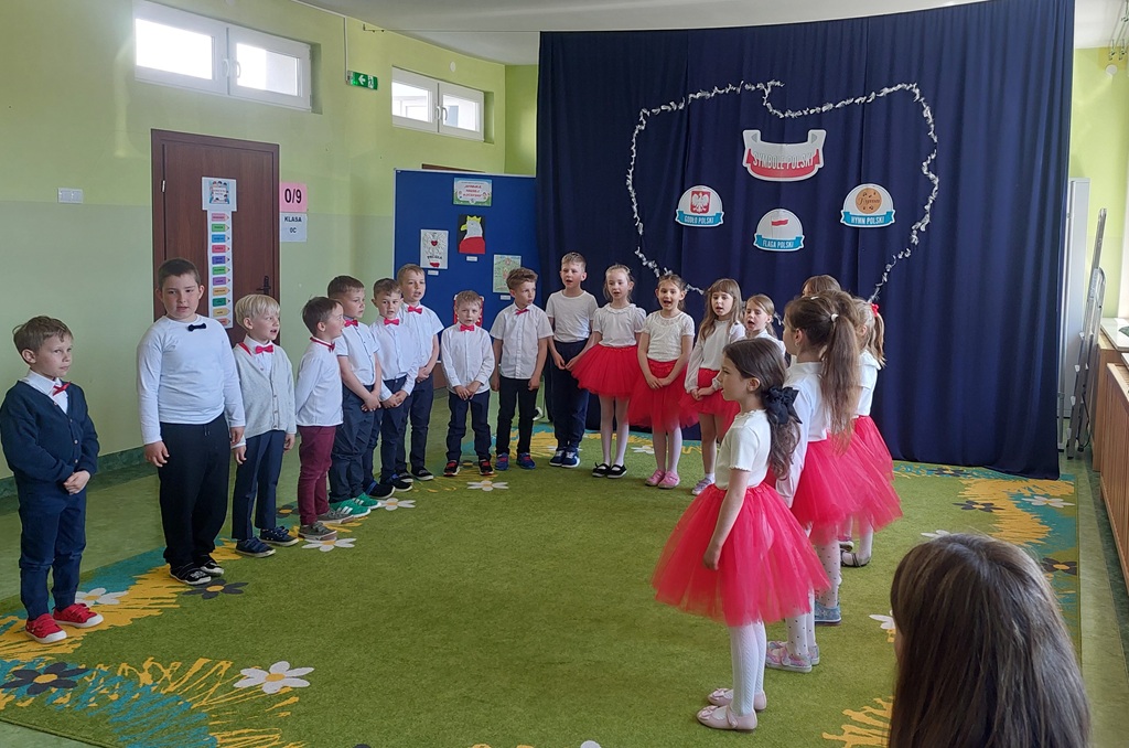 dzieci podczas występu, w tle dekoracja
