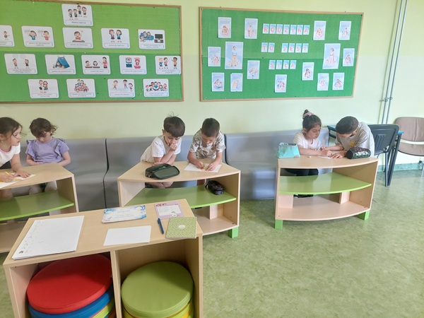 Uczestnicy rozwiązują zadania i odpowiadają na pytania