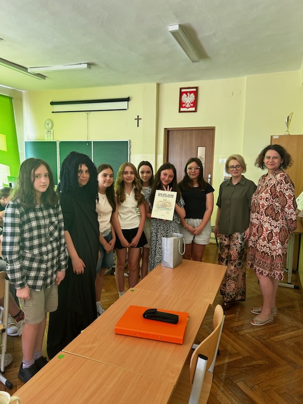 zwycięska klasa z Dyrektorem Szkoły i opiekunem