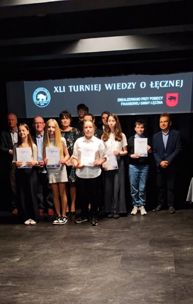 laureaci konkursu razem z organizatorami