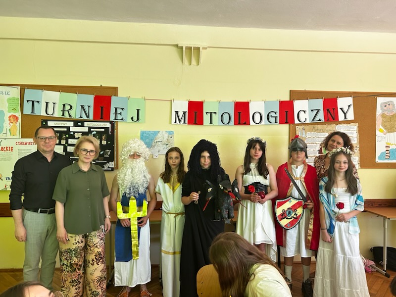 uczestnicy w strojach mitologicznych z Dyrektor Szkoły