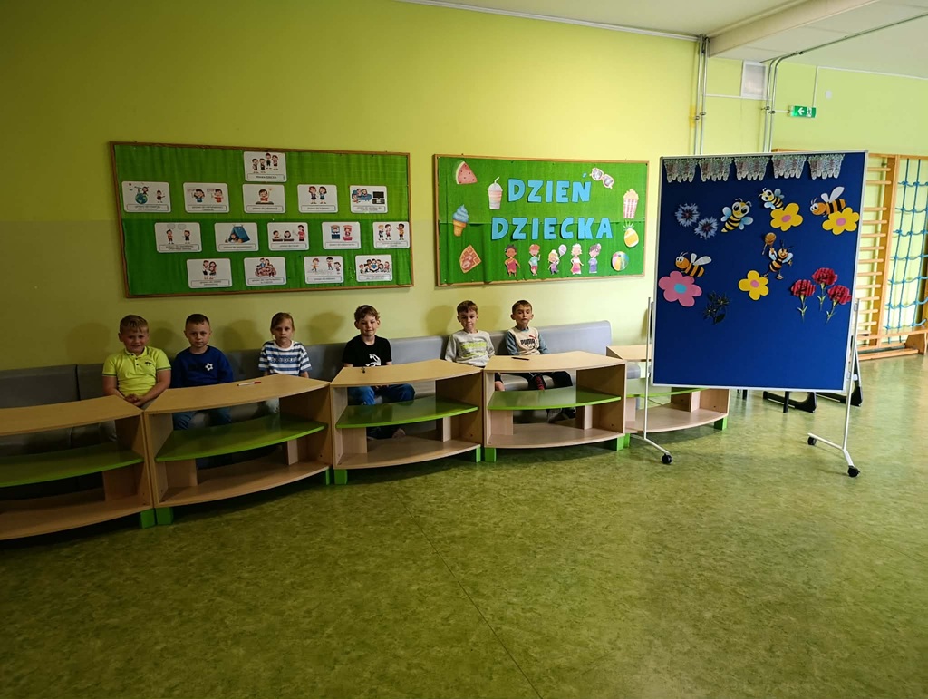 Uczestnicy konkursu niecierpliwie oczekują na pytania konkursowe