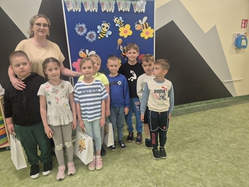 Szczęśliwi uczestnicy konkursu z klas 0 pokazują swoje nagrody