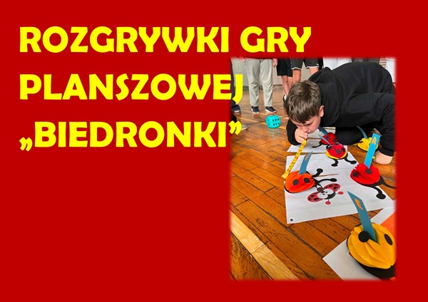 uczeń porusza pionkiem i napis