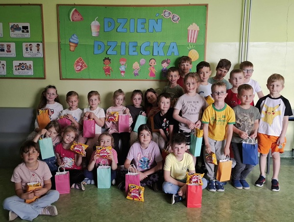 uśmiechnięte dzieci z grupy 0d