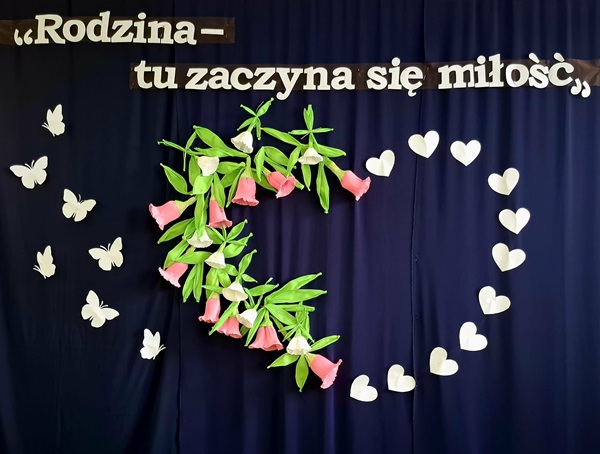 logo uroczystości „Rodzina- tu zaczyna się miłość” oraz motyle.