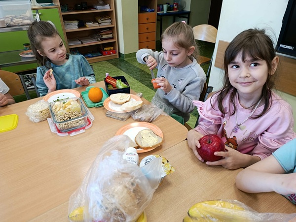 uśmiechnięte dziewczynki jedzą zdrowe śniadanie