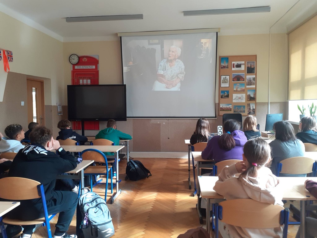 Uczniowie oglądają film o bohaterce