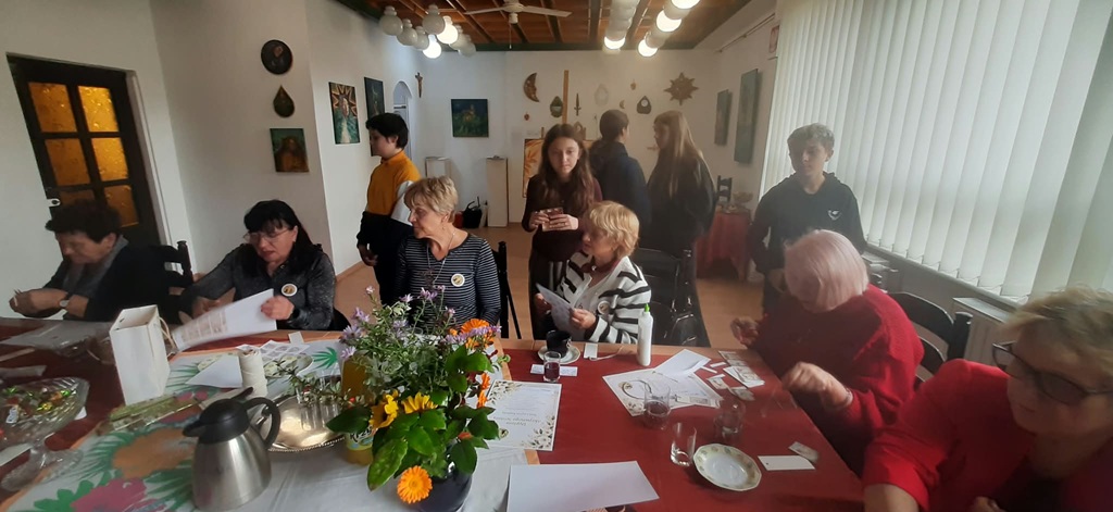 uczestnicy spotkania zaczynają warsztaty