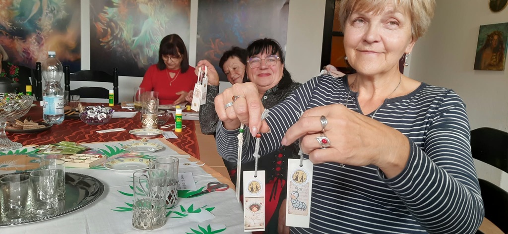 seniorki pokazują wykonane zakładki