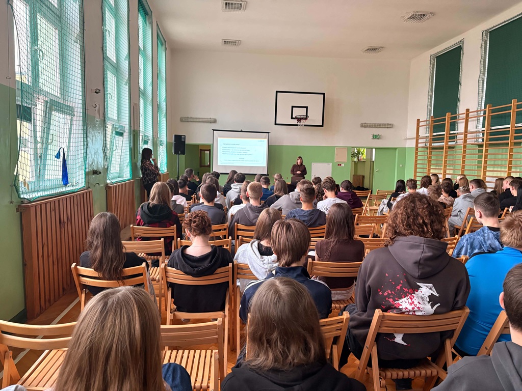 osoba przedstawia prezentację uczestnikom spotkania