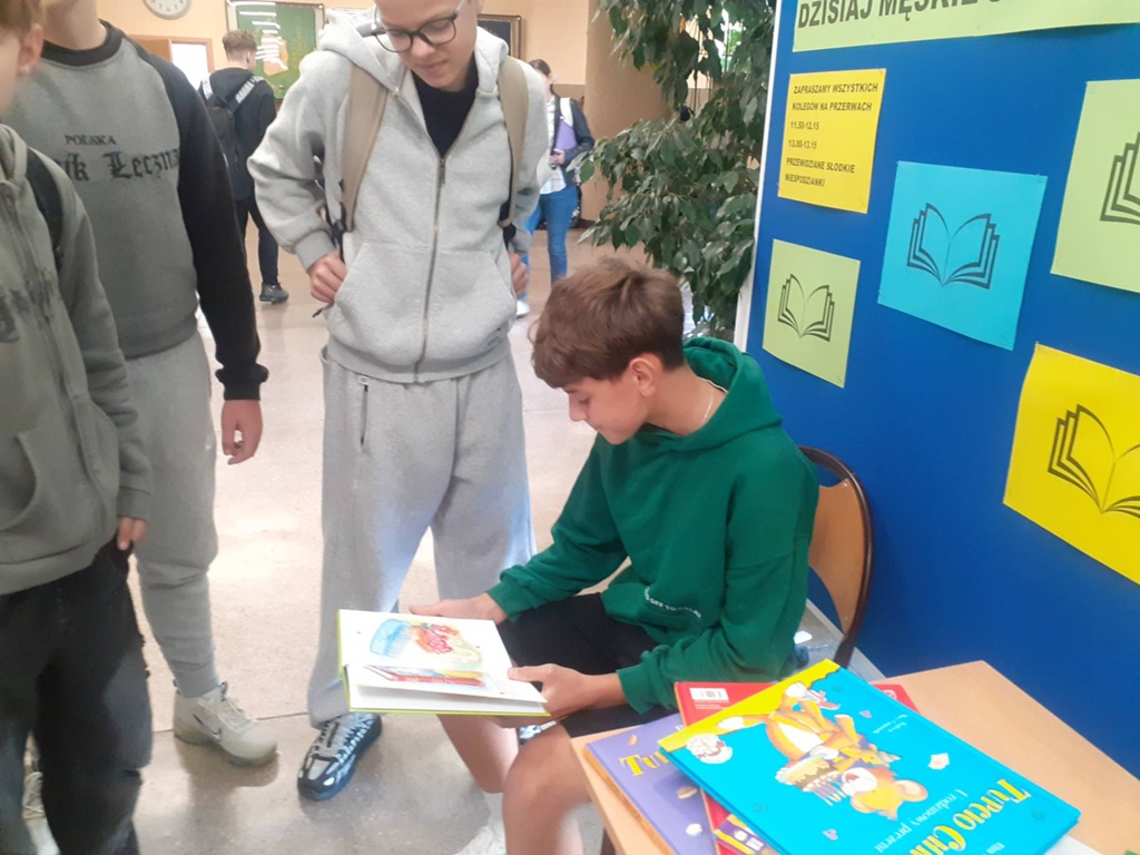 uczniowie czekają w kolejce na czytanie