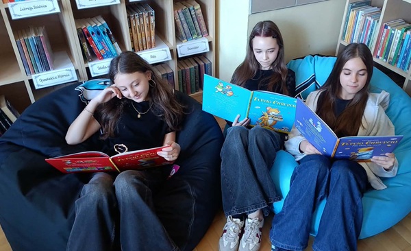 uczennice czytają książki w bibliotece