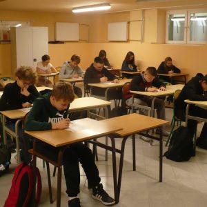 Uczniowie klas ósmych podczas rozwiązywania testu konkursowego.