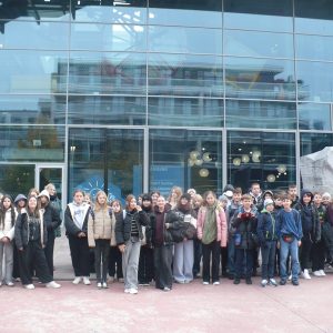 uczniowie klas VI c, VI d i VI f przed budynkiem Centrum Nauki Kopernik.