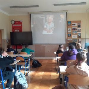 Uczniowie oglądają film o bohaterce