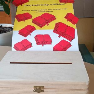 ozdobione pudełko stojące w bibliotece w budynku szkoły na ul. Szkolnej 53