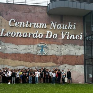 uczestnicy wycieczki przed budynkiem Centrum Nauki Leonardo da Vinci