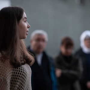uczennica recytuje wiersz przed miejscem straceń