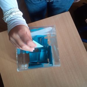 Uczeń wrzuca kartkę do pudełka dobrych rzeczy
