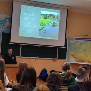 Sala lekcyjna z uczniami i prowadzącym mężczyzną na warsztatach.