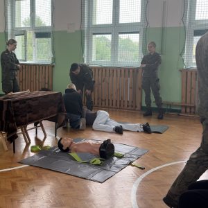 zajęcia z udzielania pierwszej pomocy prowadzone przez wojsko