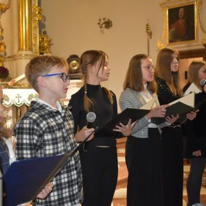 młodsi uczniowie grupy teatralnej Mimo Wszystko podczas występu w kościele Św. Marii Magdaleny w Łęcznej