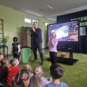 Dwoje dzieci przebranych w meksykańskie maski, w których grają aktorzy.