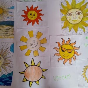 Rysunki słońc wykonane przez dzieci