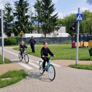 dwie uczennice jadą rowerami