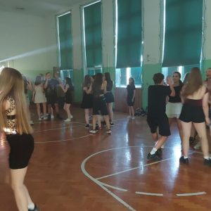 w Sali gimnastycznej uczniowie tańczą w czasie dyskoteki