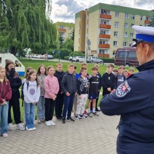 Policjantka i policjant, przed nimi uczniowie